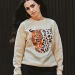 Cropped sweatshirt for women with high-waist jeans